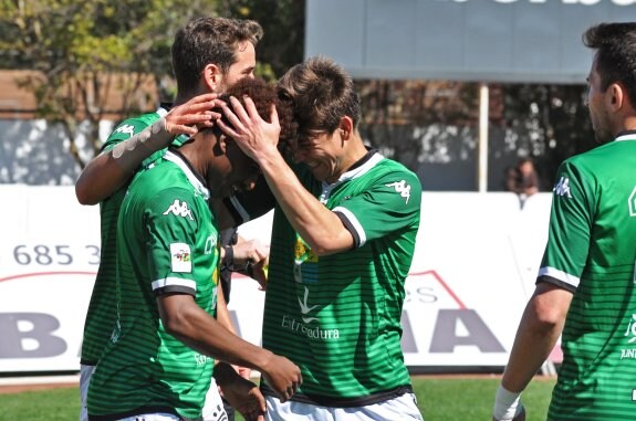 Esteban Salazar, ayer titular, celebra junto a Mustafá el primer gol ante La Roda. :: e. domeque