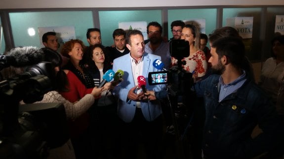Juan Metidieri, rodeado de técnicos de Apag y periodistas, en la noche electoral en Mérida. :: hoy
