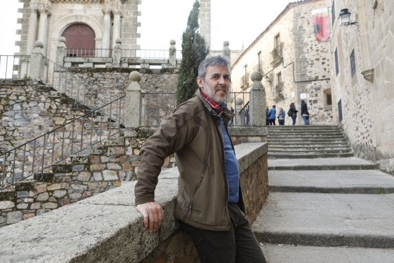 Juan Manuel Honrado, en la Plaza de San Jorge con la Cuesta de la Compañía al fondo. :: armando mández 