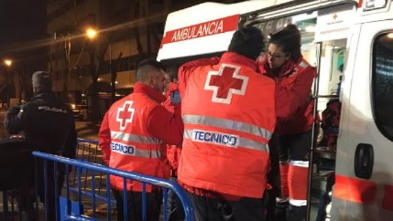 Sanitarios atendiendo a una persona durante la noche de la agresión