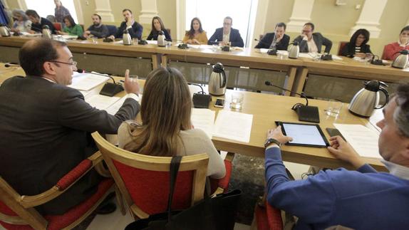 Rafael Mateos junto a la concejala de Economía, María Guardiola.