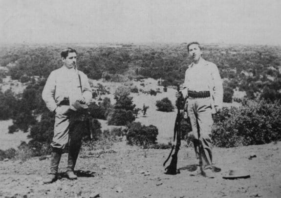 Los hermanos Ortega y Gasset, José y Eduardo, cazando de jóvenes en una finca en Guadalajara. ::  s. e.