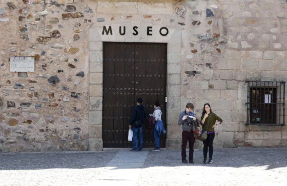 Imagen de la puerta del Museo, en la Plaza de las Veletas de Cáceres, ayer por la mañana. 