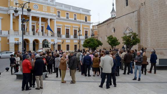 Un centenar de personas se han manifestado este martes frente al Ayuntamiento de Badajoz