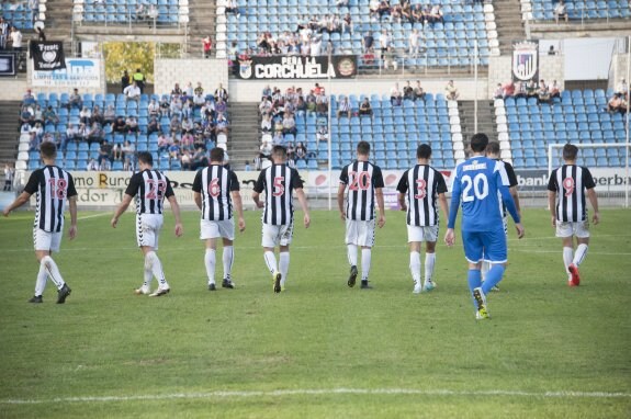 El Badajoz vuelve a dar la espalda a sus aspiraciones de remontada para conquistar el título. :: PAKOPÍ