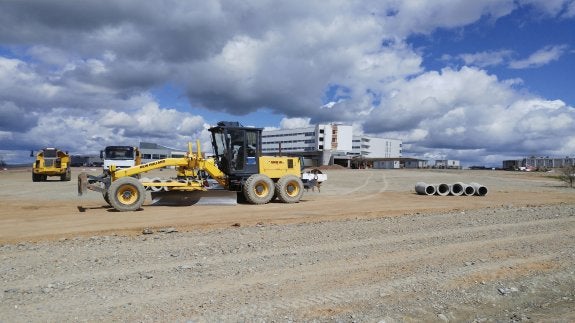 El nuevo hospital continúa en obras para terminar la primera fase. :: LORENZO CORDERO