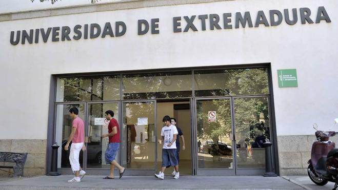 Comisiones Obreras pide un debate más profundo en la UEx antes de implantar nuevos grados