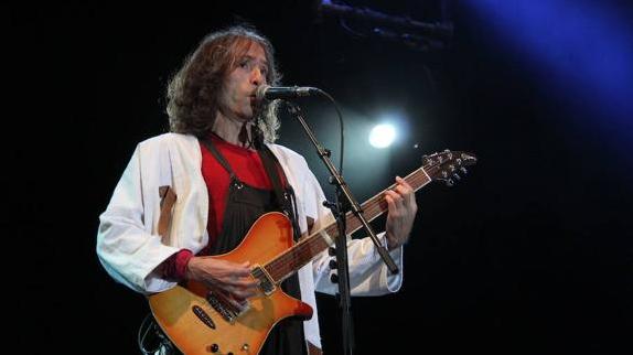 Robe Iniesta cuelga el cartel de 'no hay entradas' para su concierto en el Teatro Romano