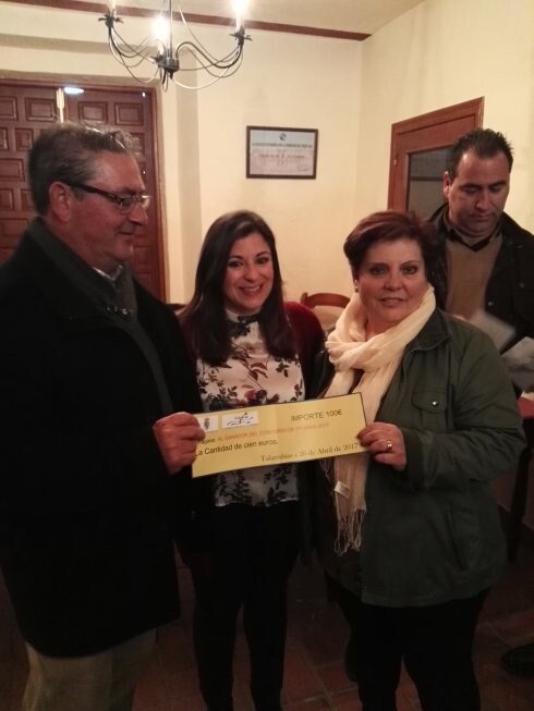 Los ganadores reciben el premio de cien euros. :: santi arjona