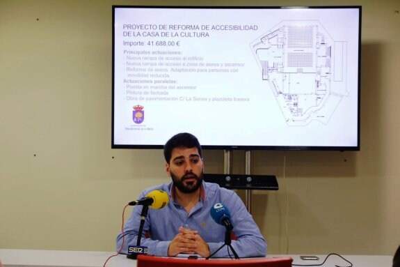 Iñaki Rodríguez, concejal de Urbanismo, presentó el proyecto. :: Edu
