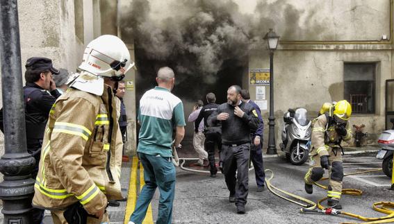 El siniestro tuvo lugar sobre las 12.45 horas en un cuarto de limpieza, donde se produjo un cortocircuito en una lavadora