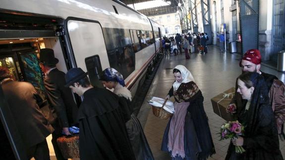 Viajeros turolenses vestidos y caracterizados de la época modernista::