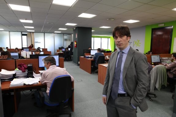 Gonzalo Leandro, fundador y gerente de Gabitel Ingenieros, en la oficina de Sevilla. :: hoy