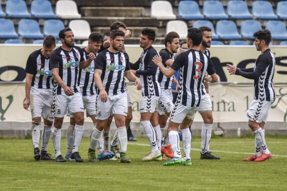 Los futbolistas del CD Badajoz celebran uno de los goles ante el Extremadura B en el Nuevo Vivero. :: j. v. arnelas