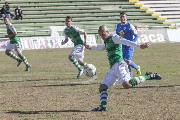 Kevin, en el partido de la primera vuelta. :: J. REY