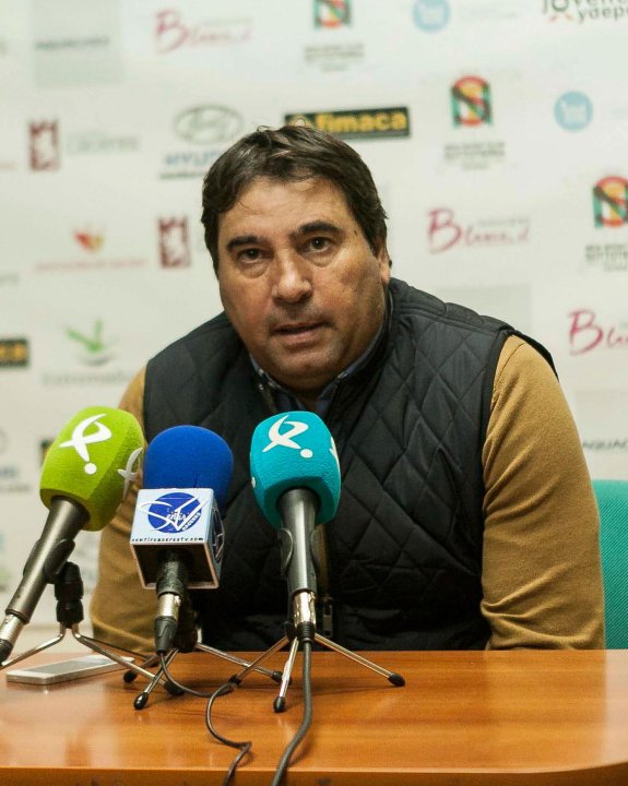 Adolfo Muñoz, entrenador del Cacereño. :: hoy