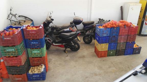 Retiran mil kilos de patatas y naranjas y 33 pares de zapatillas de venta ilegal