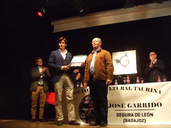 El presidente de la asociación entrega una placa al torero. :: a. j. m.