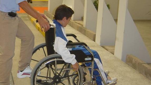 Un menor en silla de ruedas en las instalaciones de Feval.