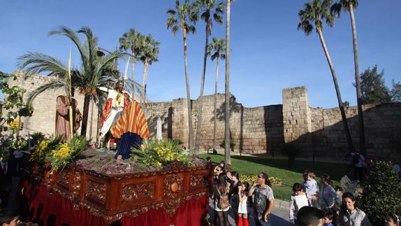 El Paso de La Burrita de la Cofradía Infantil de Mérida en un soleadísimo Domingo de Ramos. :: 