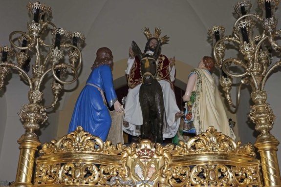 El paso de Cristo Rey ya está preparado para salir esta tarde a hacer su estación de penitencia. :: hoy