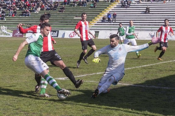 Pino intenta salvar la salida de Fuentes en el partido frente al Azuaga. :: J. REY