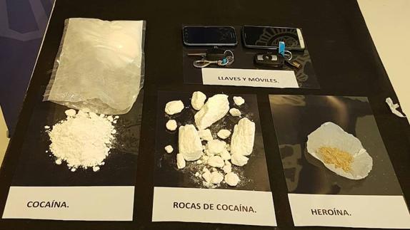 La Policía Nacional intercepta un pase de casi medio kilo de cocaína y detiene a dos hombres