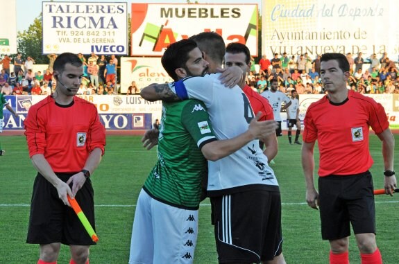 Pajuelo y Javi Chino se abrazan antes del Villanovense-Mérida de la primera vuelta. :: Estrella Domeque