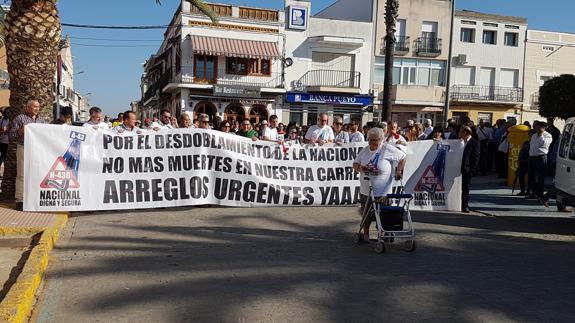 Manifestación por el desdoblamiento de la carretera N-430 hoy en Santa Amalia.