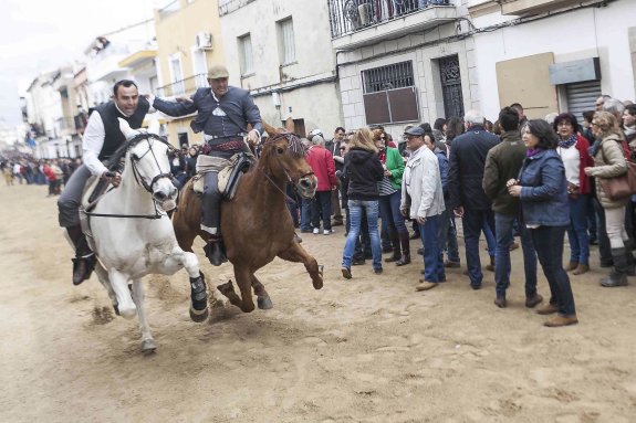 En las carreras de caballos por la Corredera el Día de la Luz. :: HOY