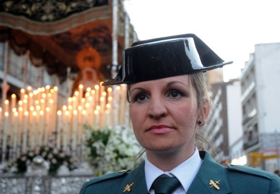 Una guardia civil escolta a Nuestra Señora del Mayor Dolor.