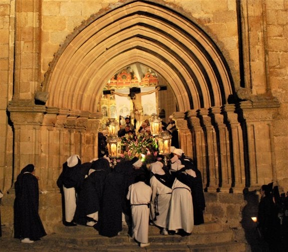 Salida del Cristo del Perdón de Santa María. :: JSP