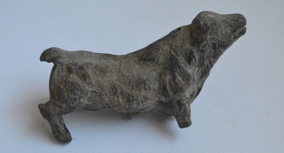 Escultura de bronce de un toro hallada en los trabajos de limpieza del dique de la Alcazaba. :: hoy
