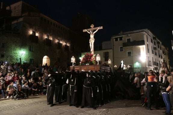 El Cristo del Perdón a hombros de los hermanos de la Venerable Orden Tercera.