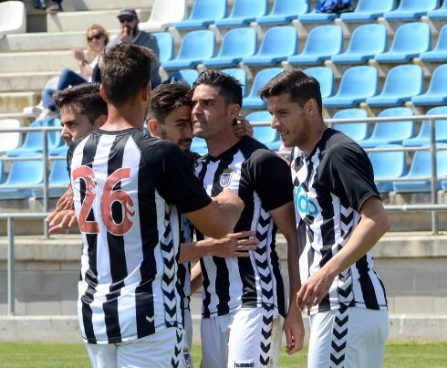 Los futbolistas del Badajoz celebran un gol al Valdivia. :: j. v. arnelas