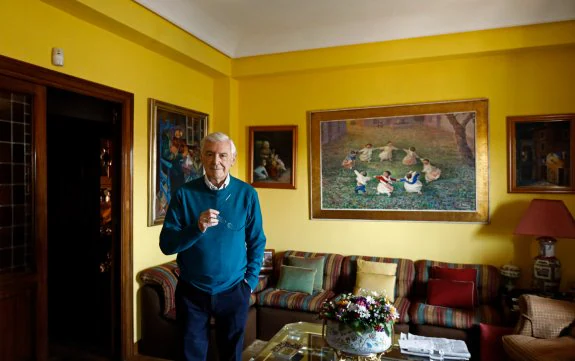 Enrique Sánchez de León, fotografiado en su casa de Madrid, ante un cuadro del santeño Alejandro Tinoco.  :: óscar del pozo