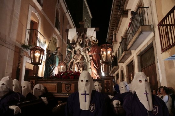 El monumental paso de El Descendimiento, por la calle Blanca.