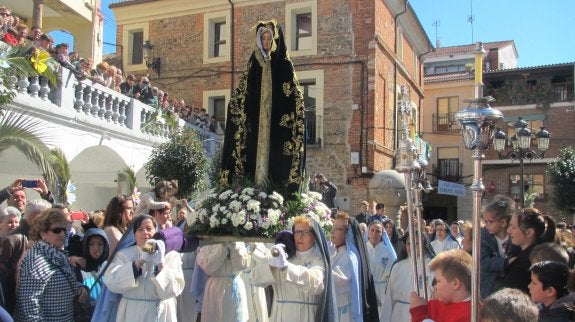 La Virgen, de luto, portada por mujeres. :: p. d. cruz