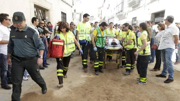 Sanitarios de DYA atendiendo a la joven herida cuando participaba en las carreras.