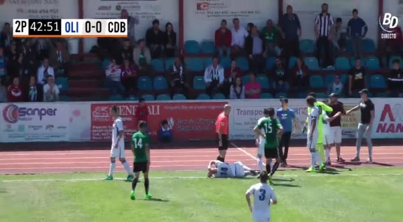 Captura de pantalla del momento en que Pekas cae al césped y tres seguidores del Badajoz saltan al campo. :: Badajoz Deportes