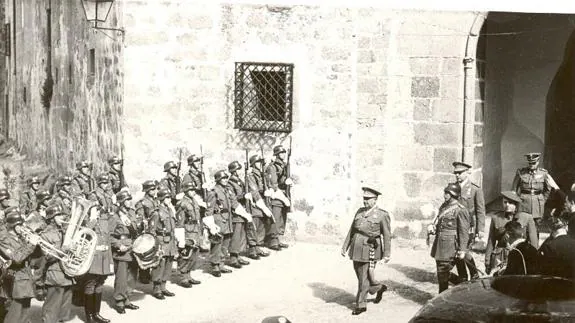 Franco, saliendo del palacio del Marqués de Mirabel en 1954.