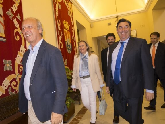 En primer plano, Miguel Ángel Rodríguez de la Calle, María Jesús Vega y Pablo Ritoré; detrás de ellos, Pedro Malabia y David Baixauli, ayer en los pasillos del Ayuntamiento de Badajoz . :: Pakopí