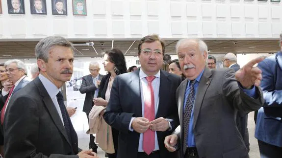 Jesús Usón, a la derecha, con el presidente de la Junta y el consejero de Economía. :: 