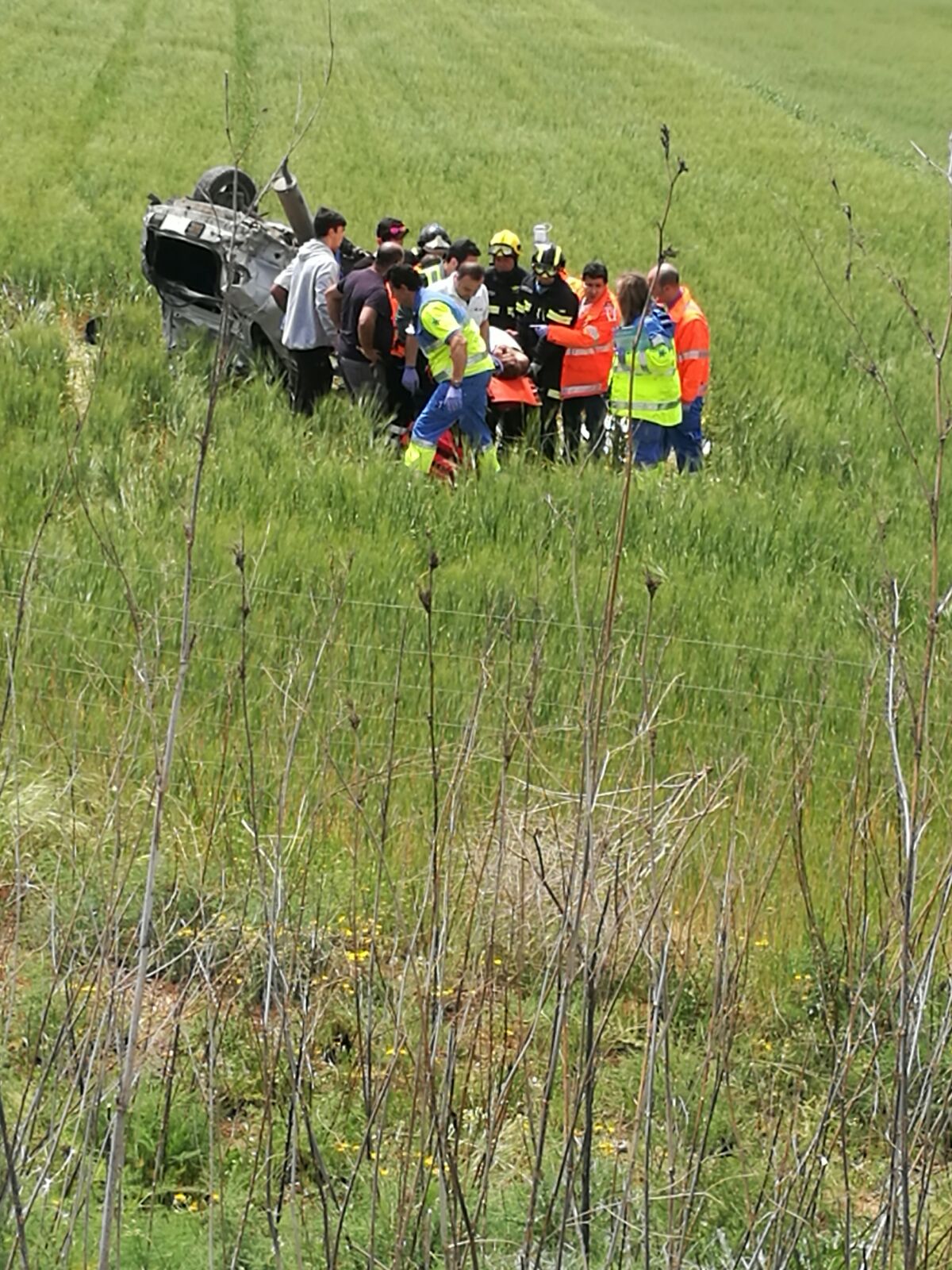 Dos heridos, uno de ellos grave, al salirse de la vía un coche en Olivenza