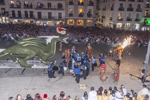 Miles de personas presenciaron en la Plaza Mayor el espectáculo teatral y la lucha posterior de San Jorge y el dragón. :: fotos: jorge rey