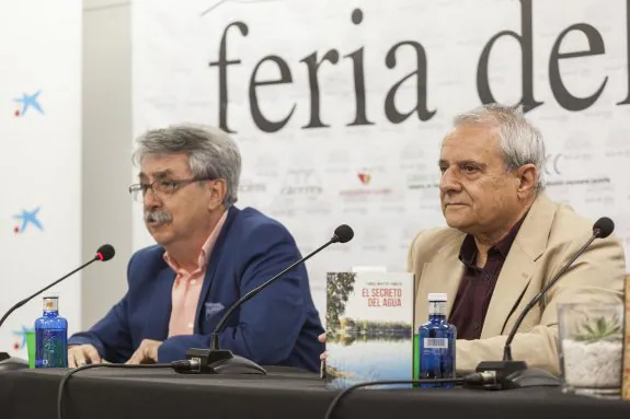 Juan Domingo Fernández (izquierda) y Tomás Martín Tamayo, ayer en la caseta de autores. :: jorge rey