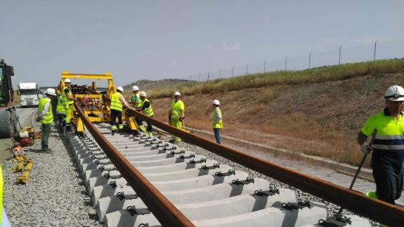 Montaje de vías, al sur de Cáceres. :: HOY