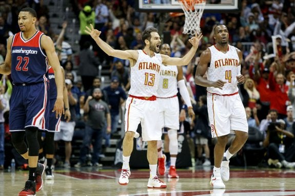 Calderón hace su típico gesto para celebrar un triple en el cuarto partido, en Atlanta. :: reuters