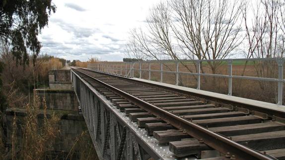 Paso ferroviario fronterizo sobre el río Caya, junto a Badajoz.