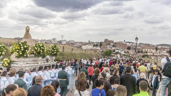 Las autoridades eclesiásticas, políticas y vecinos de la ciudad acompañando a la patrona.